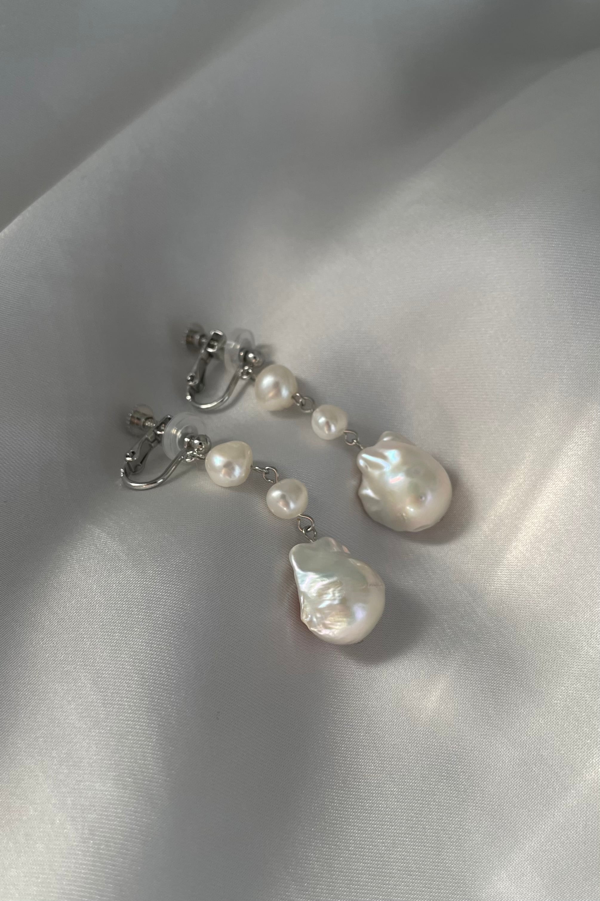 MICHIRU パール　ロングピアス　個性的 MICHIRU パール ロングピアス 個性的 揺めき繊細ラインのパール