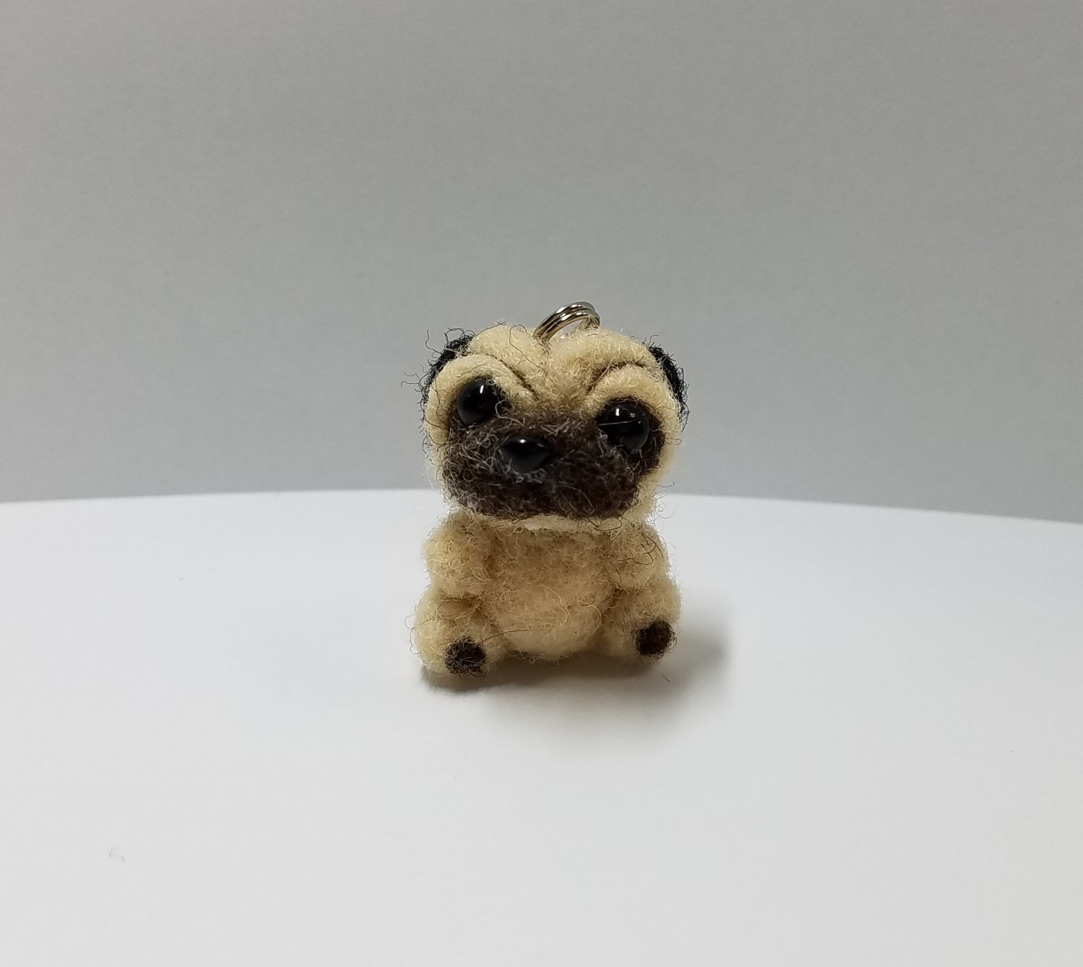 羊毛フェルト、パグストラップ、名前無料、お好きなわんちゃんで作り