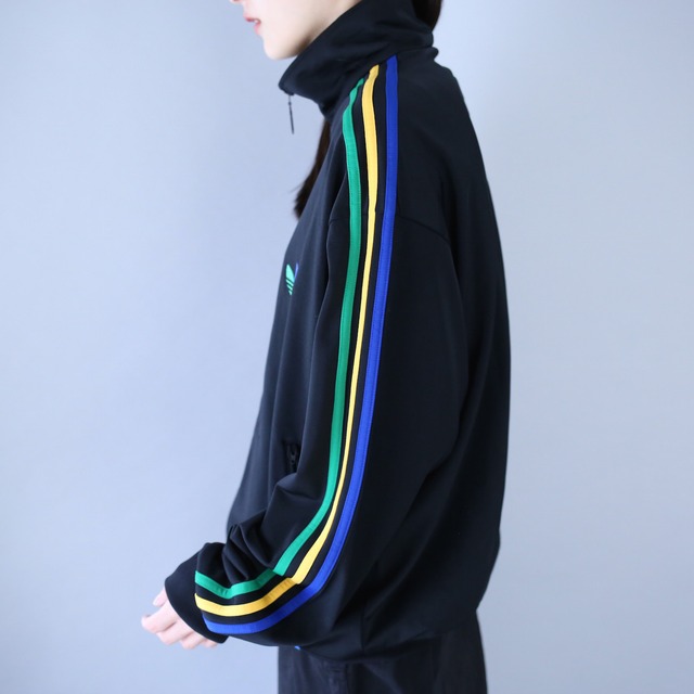 "adidas" 3-color logo mark and sleeve line track jacket