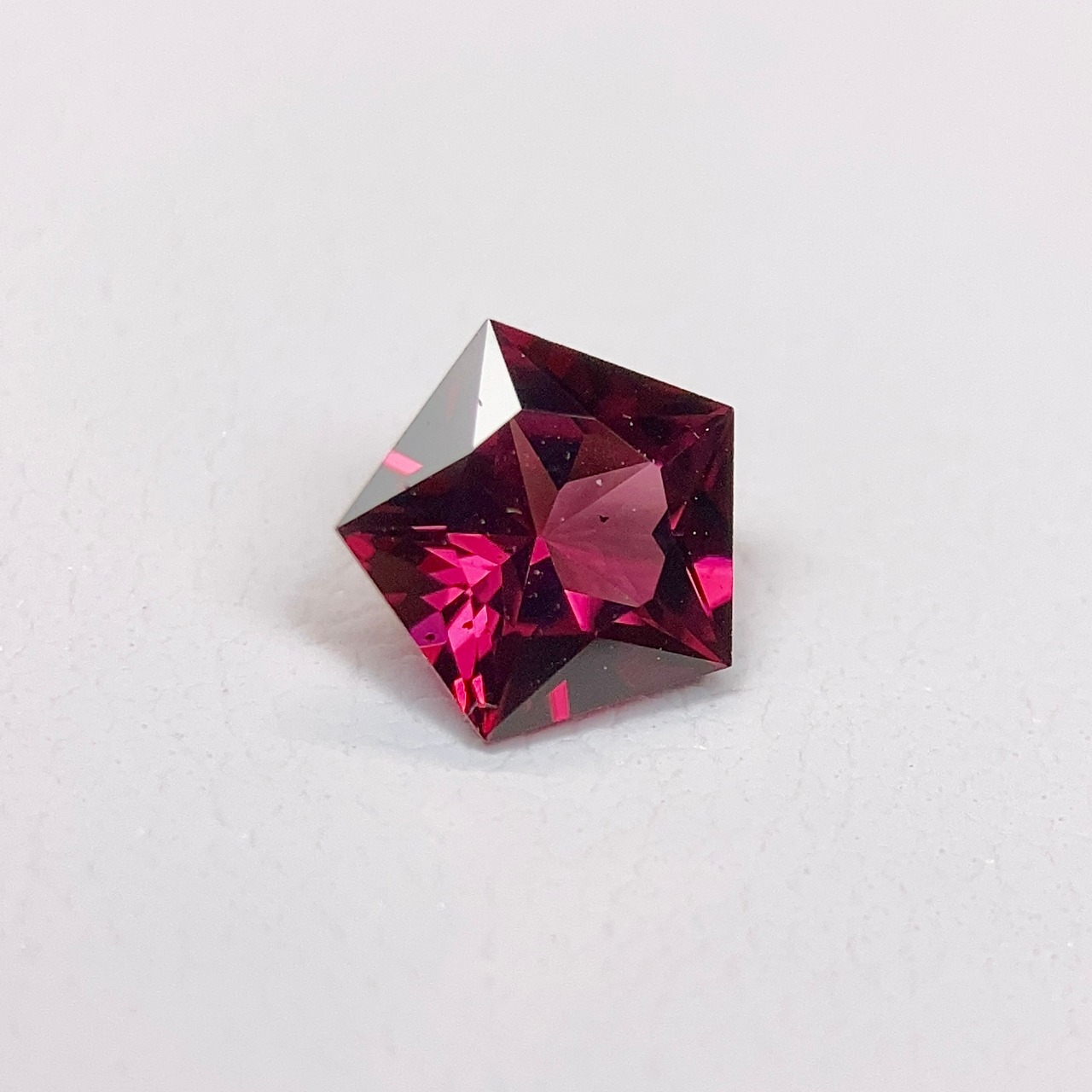 ロードライトガーネット 0.593ct 赤紫色 簡易ソーティング付き r-0384