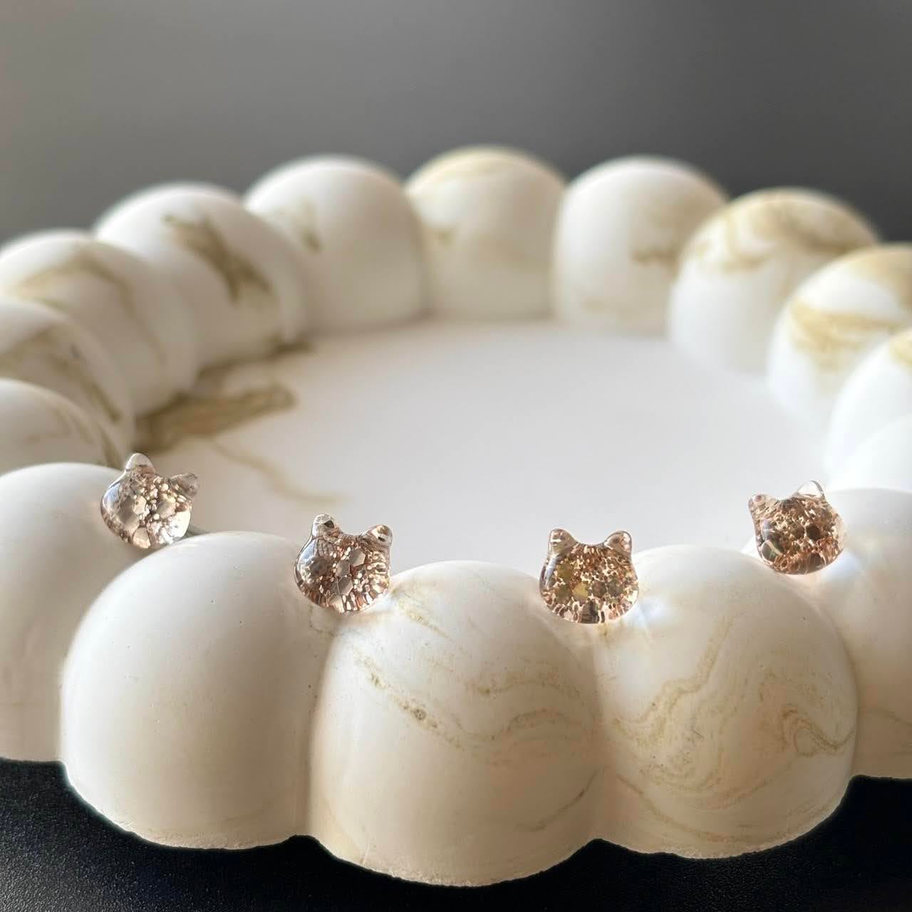 ガラスのシャンパンゴールド猫 小粒 シンプルピアス／イヤリング | 猫