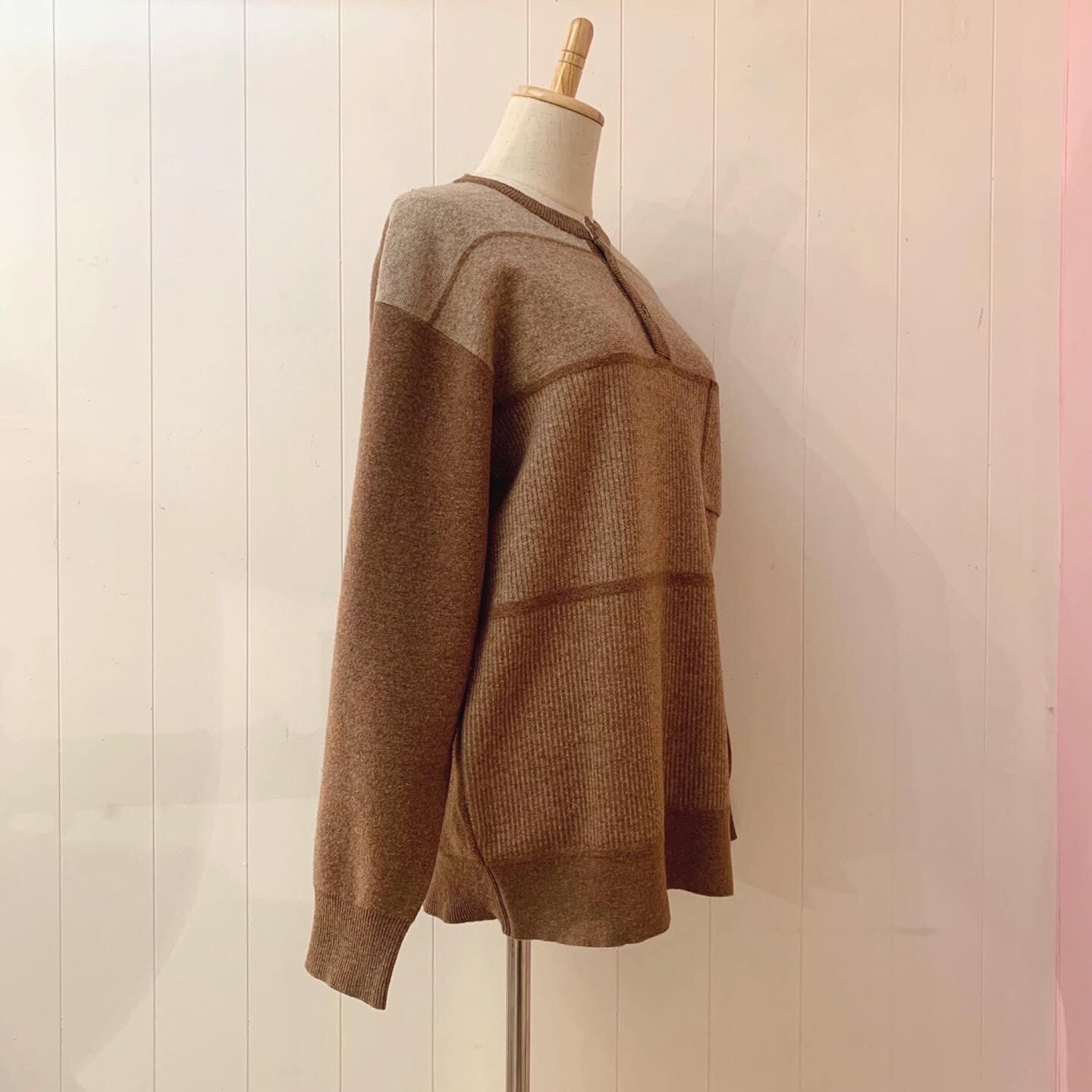 mini pocket brown border sweater