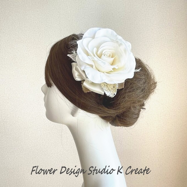 清楚な白い薔薇とふわふわフェザーのヘアクリップ　白いバラ　発表会　ヘアクリップ　ヘッドドレス　白　バラ　薔薇　エトワール