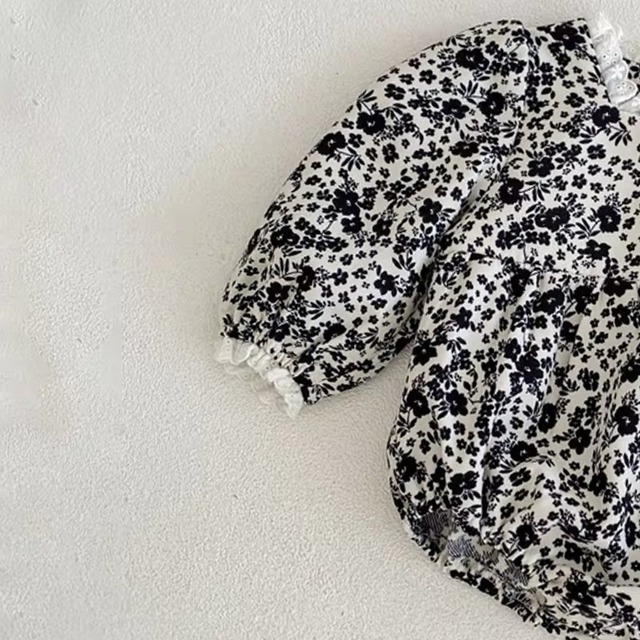 【取寄】スクエアネックフリルが大人かわいいシックな花柄ロンパース