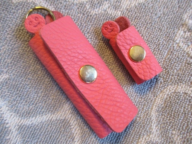 【新色・ローズアザレのセット】鍵1本・ちょっと突き出た革キーケース ミニ&コードホルダー