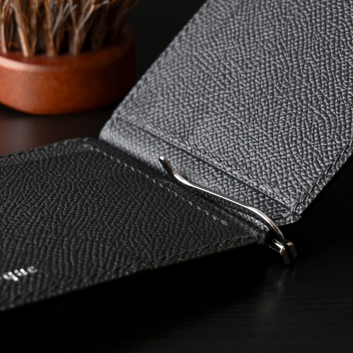 手縫い仕立てのマネークリップ財布 黒桟革&フレンチカーフレザー