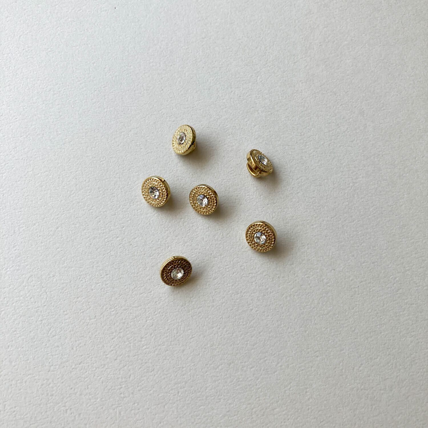 再入荷〉ビジュー付ギザギザ模様縁ラウンドボタン（10mm） | Dua