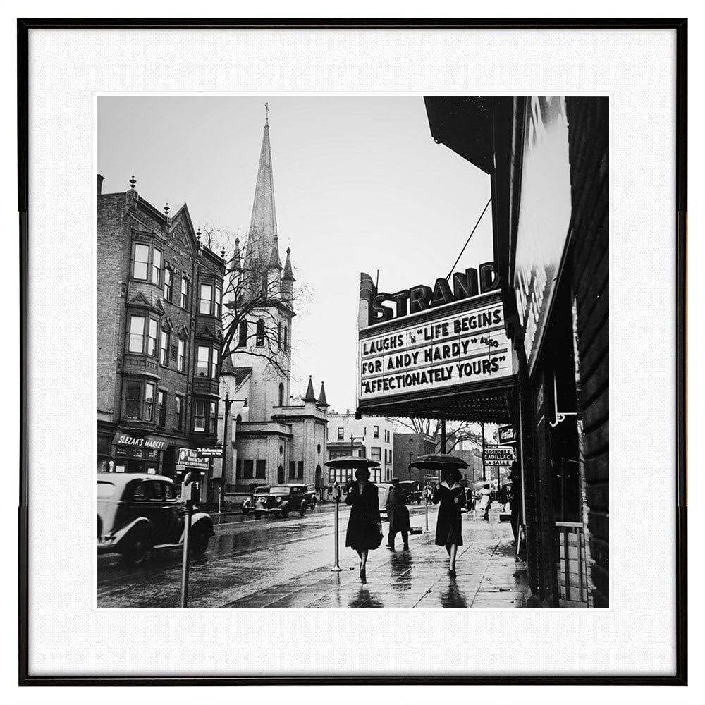 1941年 アメリカ ニューヨーク州アムステルダムを傘を差して歩く女性 インテリアモノクロアートポスター額装 ヴィンテージ写真 AS2197