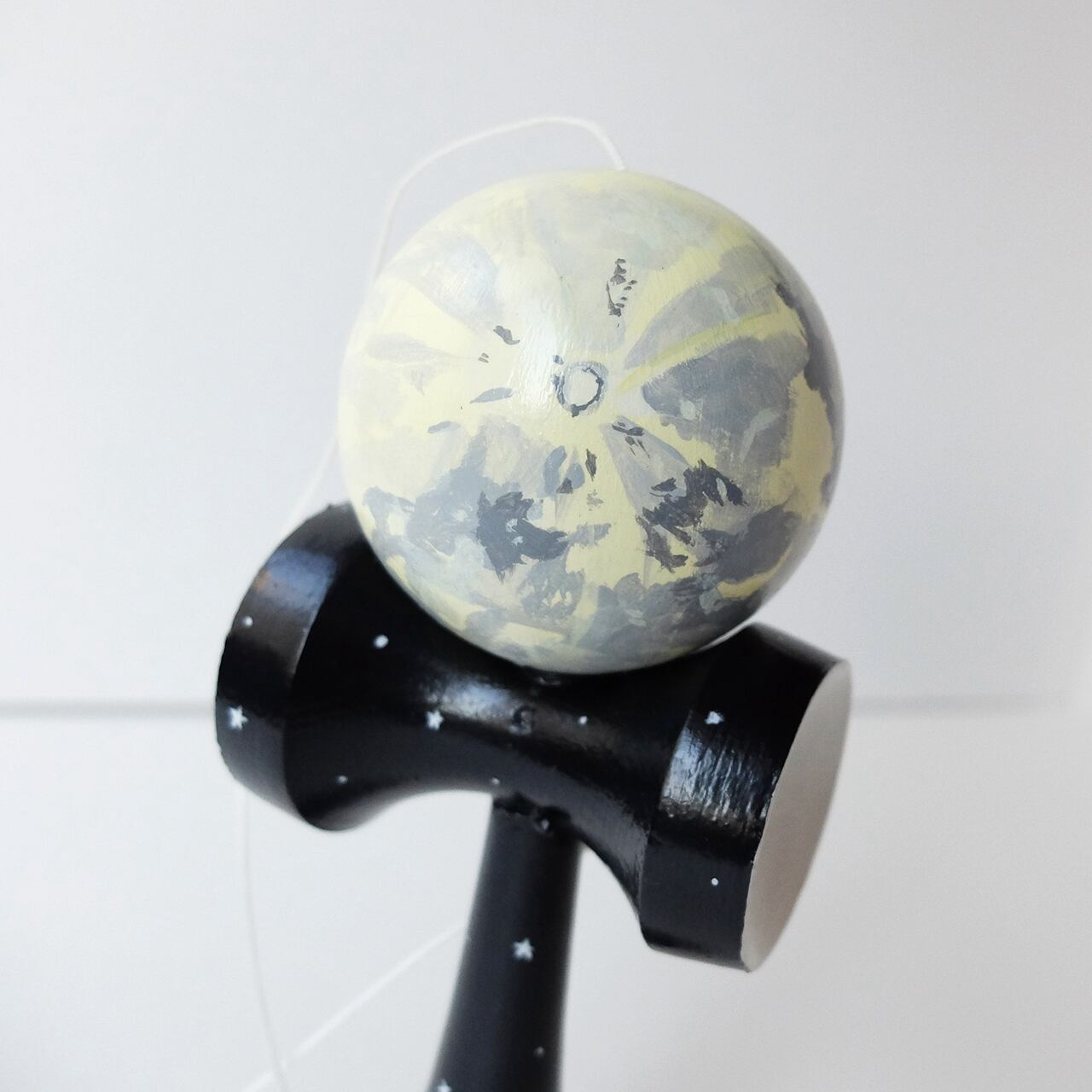 月と遊ぶ（けん玉） | hotel fox (ホテルフォックス)