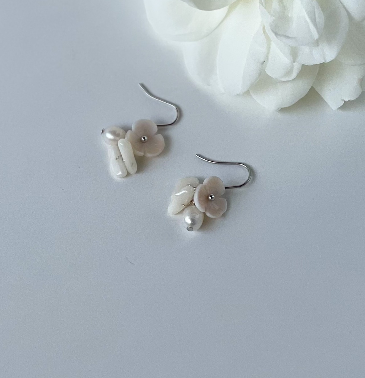 白蝶貝の小花と珊瑚 淡水パールのピアス くすみピンク ホワイト | puapaina