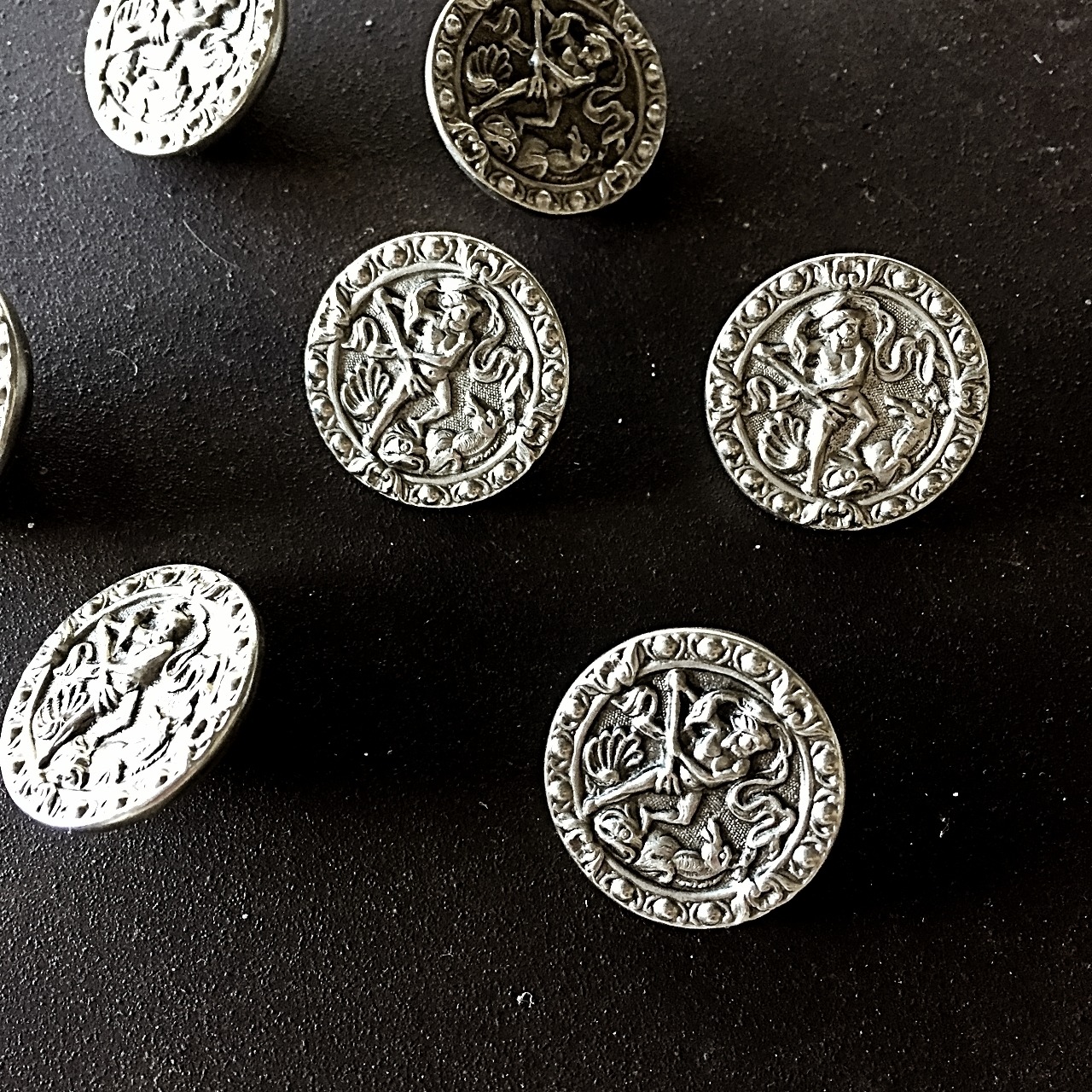 フランス 2.3c 閉じ込められた神話 ポセイドンとメタルボタン アンティーク