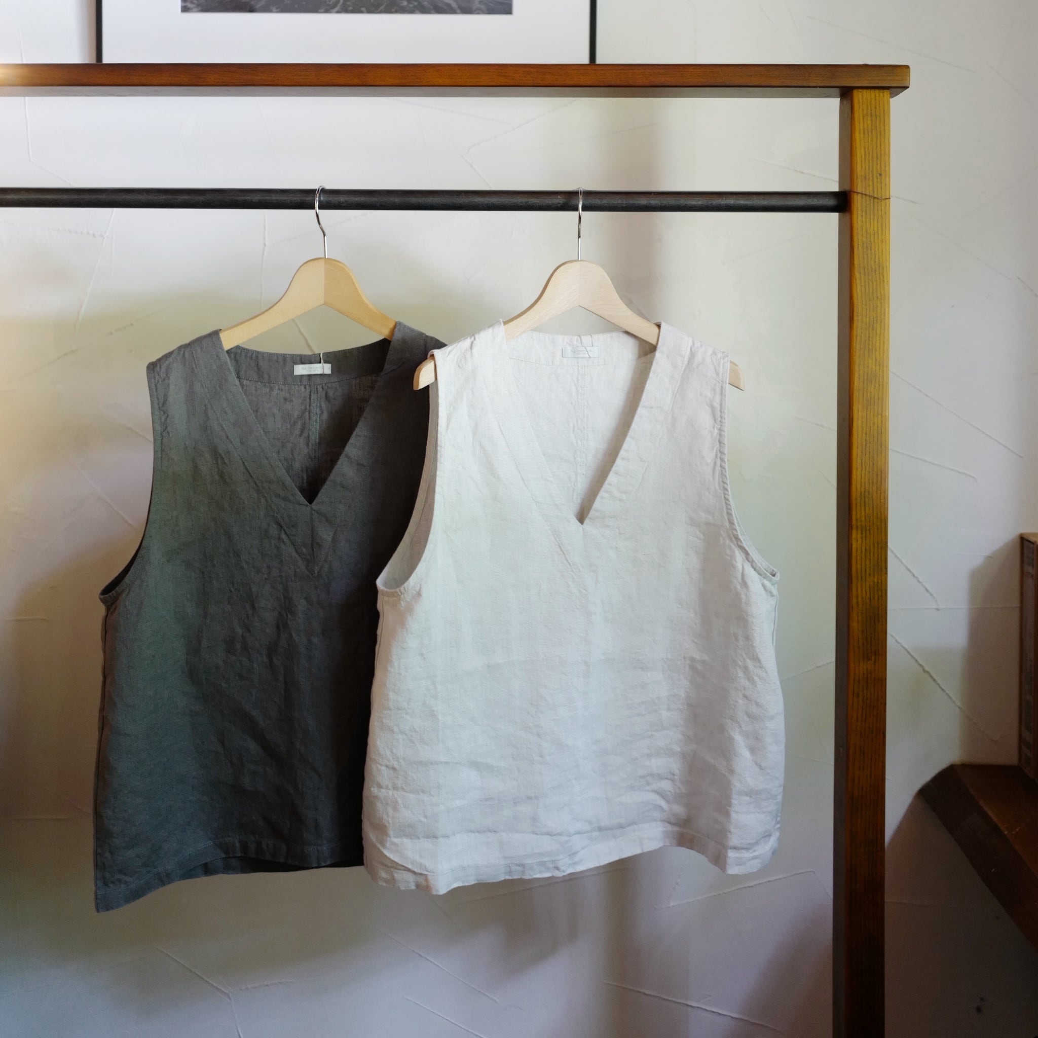 《別注》fog linen work|Vネックベスト(普通地リネン・2色)