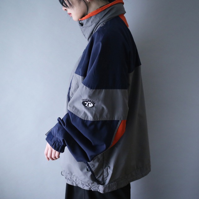 "Columbia" 3-tone good coloring over silhouette mountain jacket