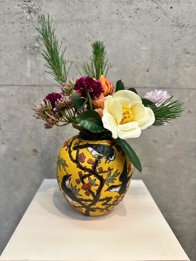 黄色のオリエンタル花瓶とお正月フラワーセット