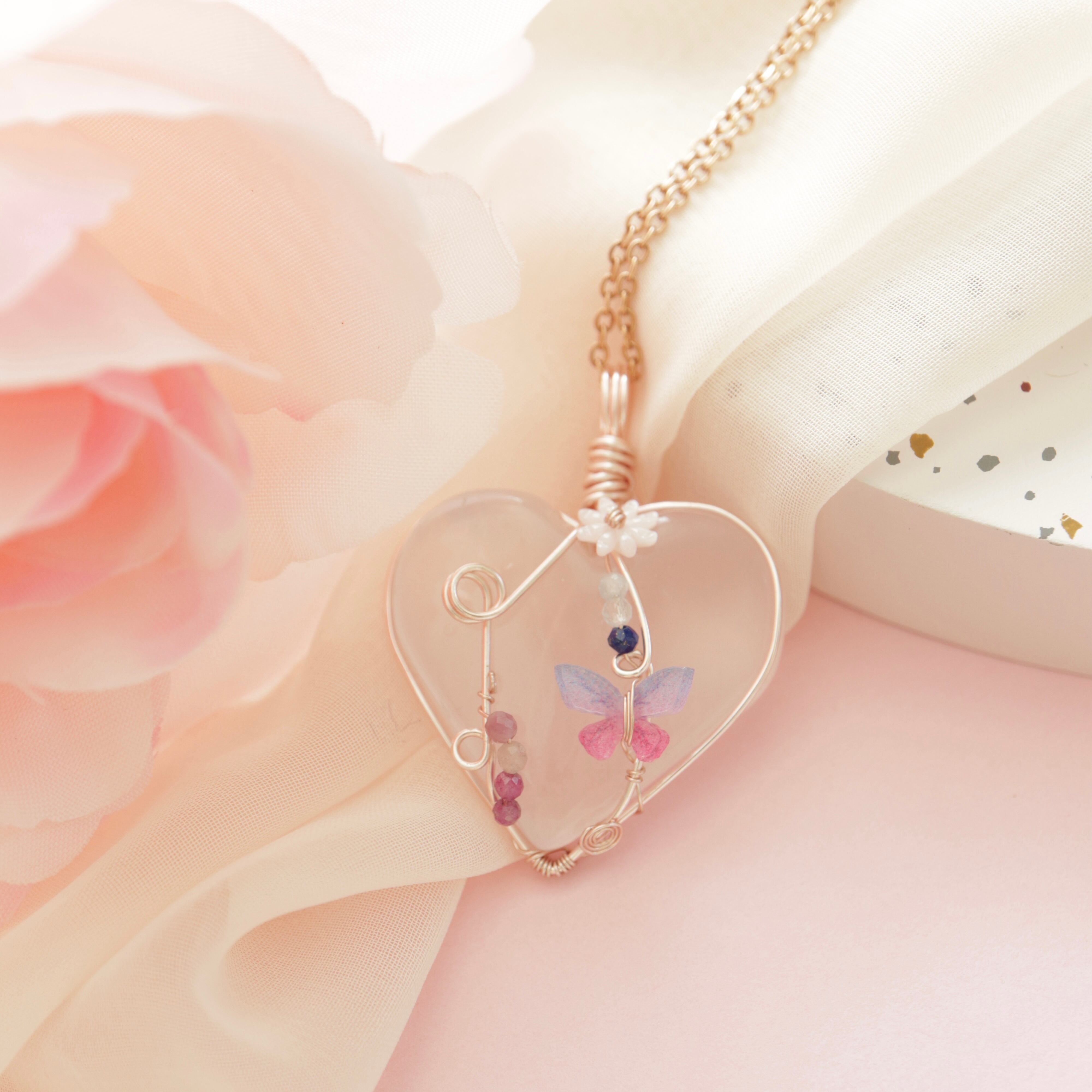 【1点もの】ローズクォーツハート《可憐に舞う蝶》|天然石ペンダント
