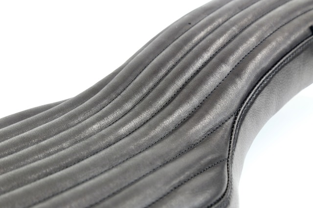 -03スポーツスター専用Cobraシート［縦タックロール］本革 (ssD03)