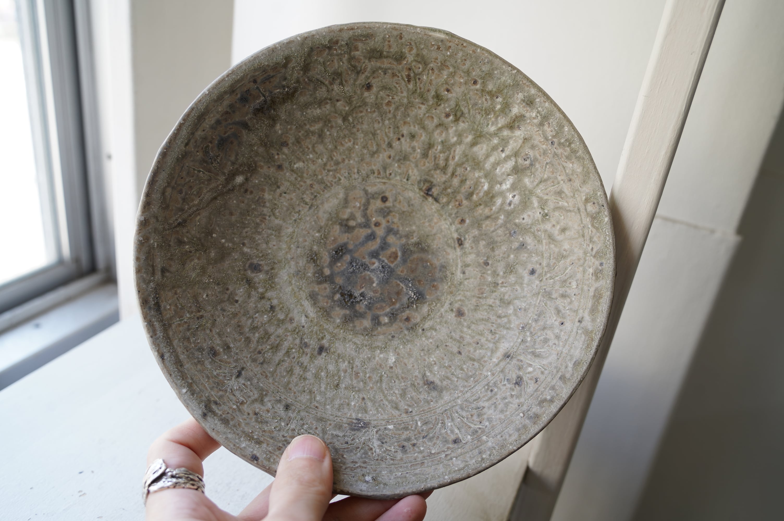 46 灰釉7寸釘彫浅鉢 中根楽 3