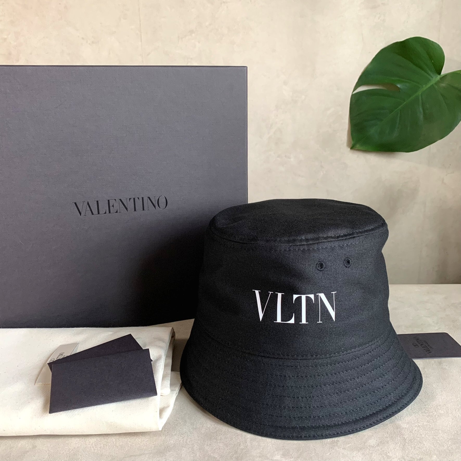 ヴァレンティノ VLTN バケットハット-