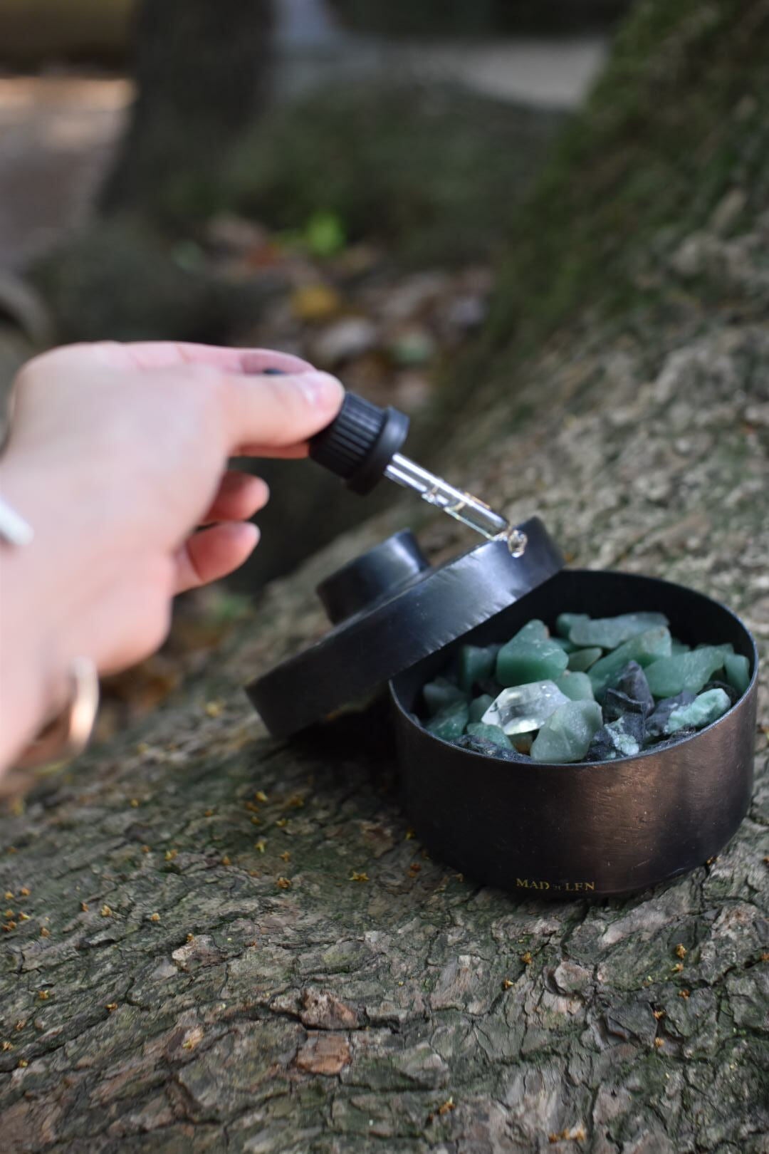 MAD et LEN FLAT POT POURRI GREEN MEDIUM (emerald brut、green