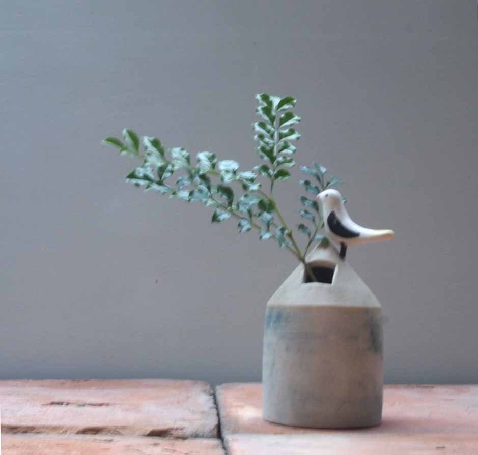 7 草舟・金子佐知恵(陶)トリ小屋花器