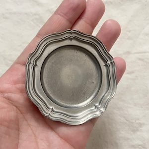 ピューターのミニチュア花リム皿