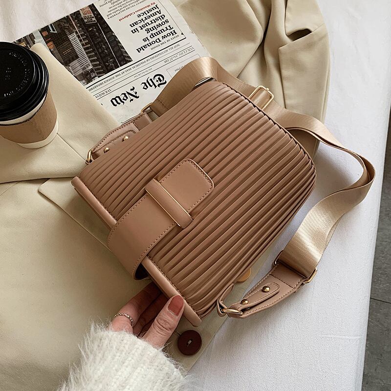 ウィンターレッド 冬物 メッセンジャーバッグ 手作りハンドバック31017416484