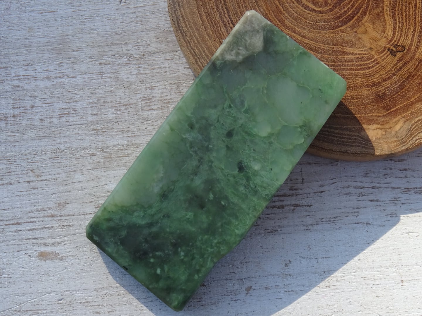 グリーンストーン　緑色の石　2kg程 ニュージーランド産ジェイド（ネフライト）「Green Stone」 | 虹石屋