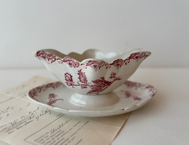 フランスアンティーク　真鍮金継ぎを施した愛らしいスカラップのソーシエール（赤）