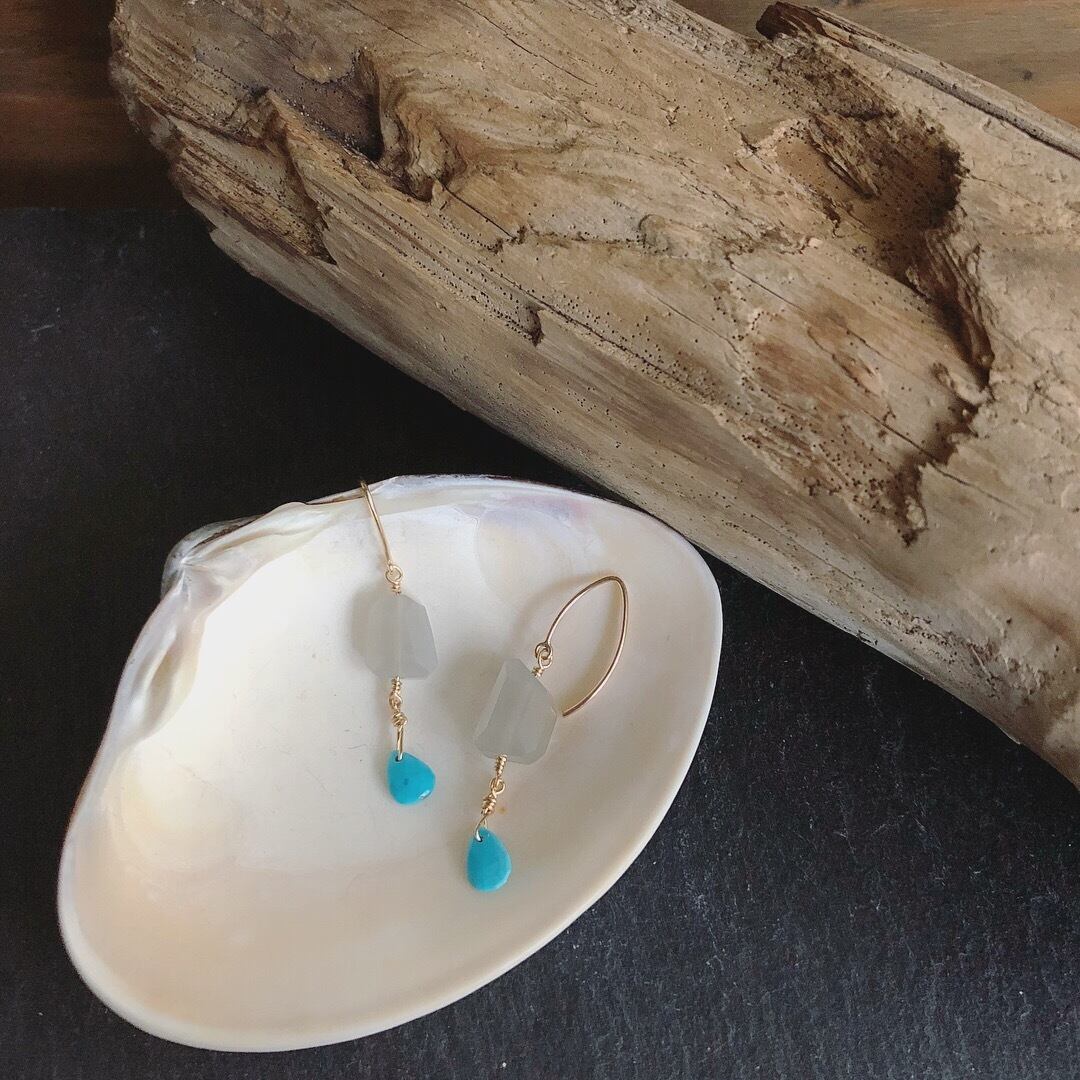 グレームーンストーン×スリーピングビューティーターコイズのピアス