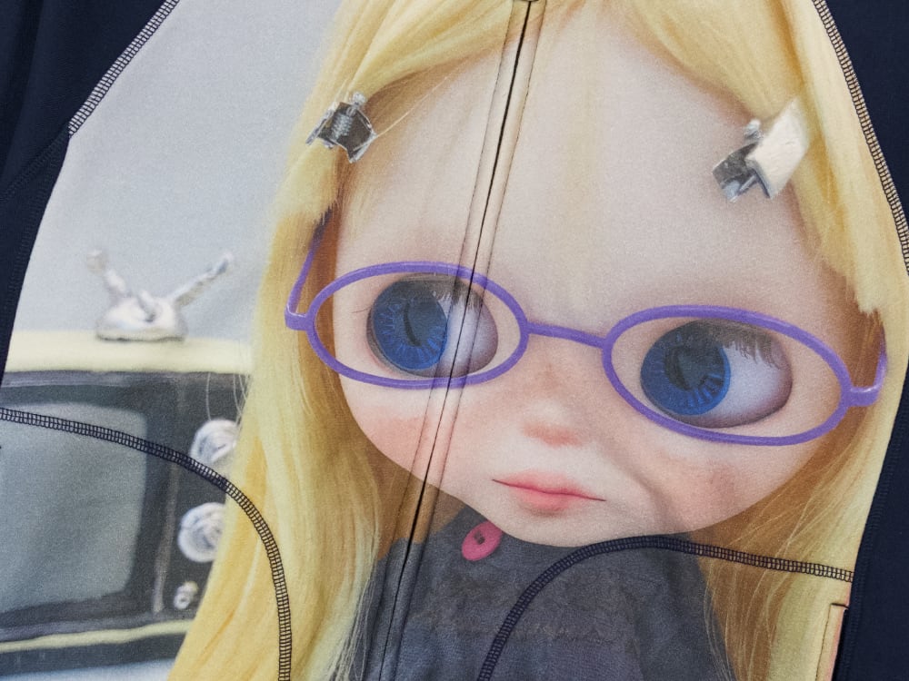 ☆[RESELL][COYSEIO] COYSEIO X BLYTHE GRAPHIC ZIP-UP HOODIE NAVY