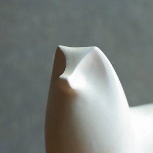 コロンとなめらかな、磁器の白い犬 2