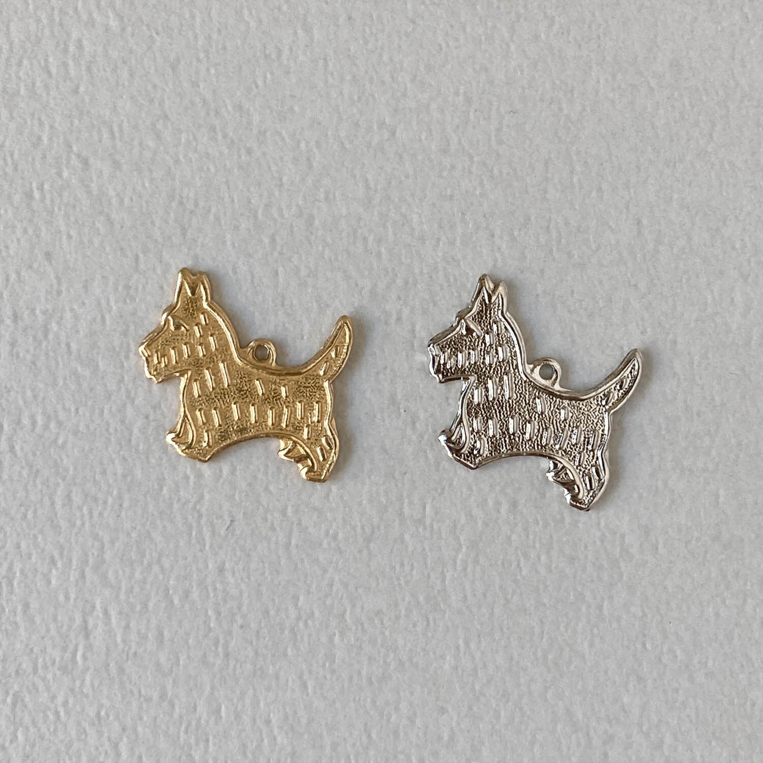新色追加〉USA真鍮 テリア犬シンプルプレートチャーム（16mm） | Dua