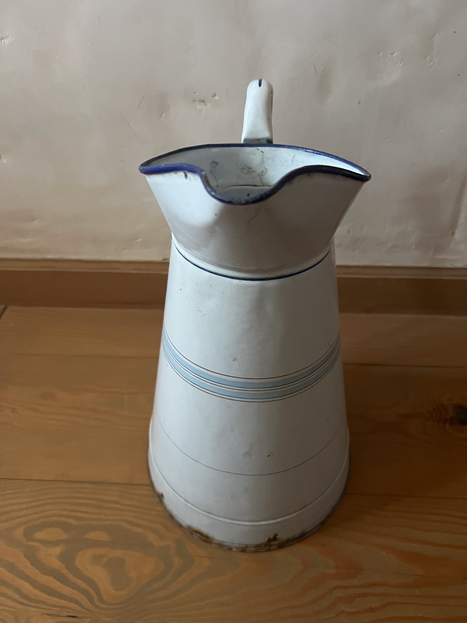 白地にブルーのラインが爽やかな大きめのホーロー製ジャグ フランスアンティーク ヴィンテージ