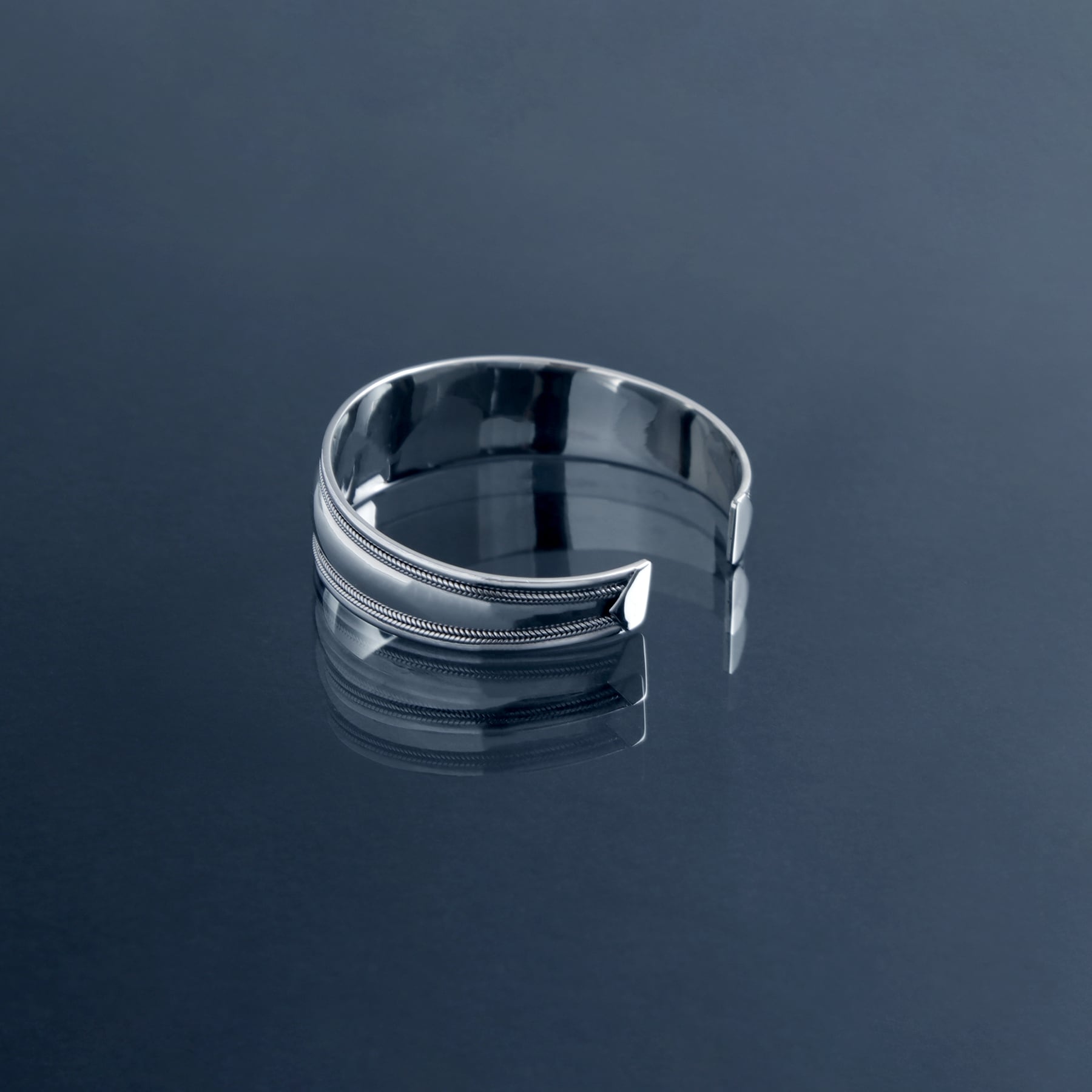 central bulge flat design bangle [kibuo] / Y2307KHB5203 | YArKA