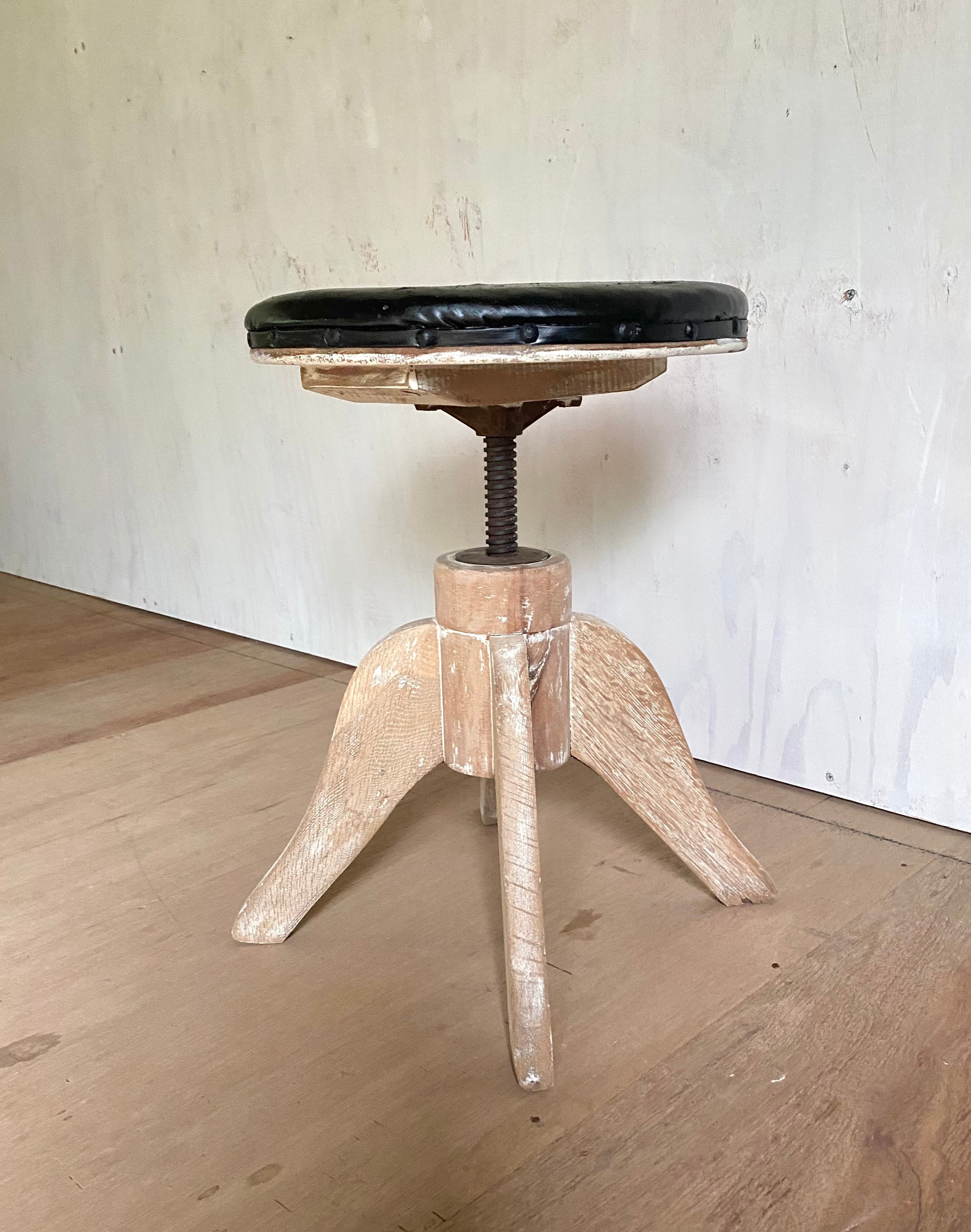 個性ある脚の回転スツール[古家具] | giraffes craft