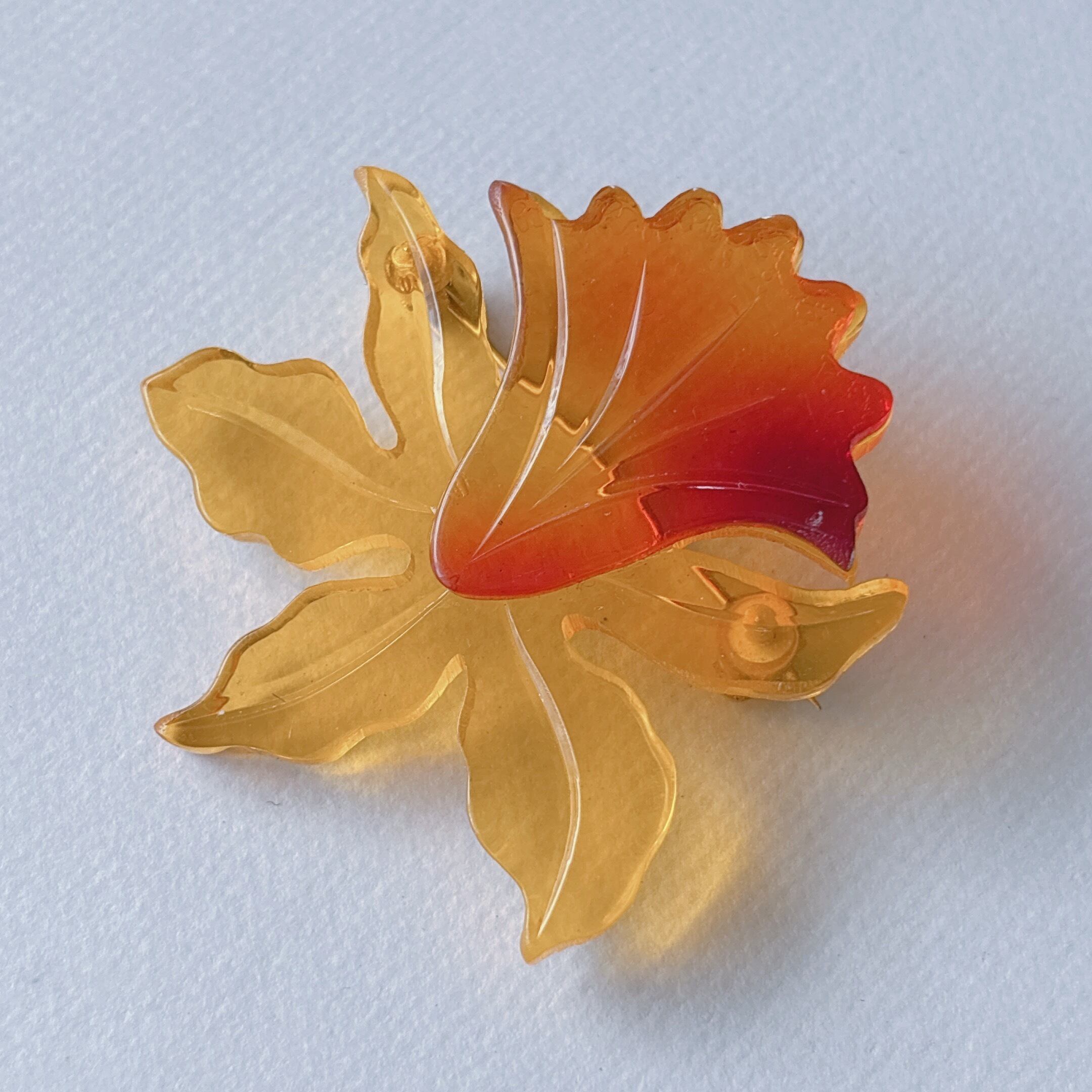maple出品、金色のブローチ Vintage yellow orange amber acrylic plastic flower cattleya brooch