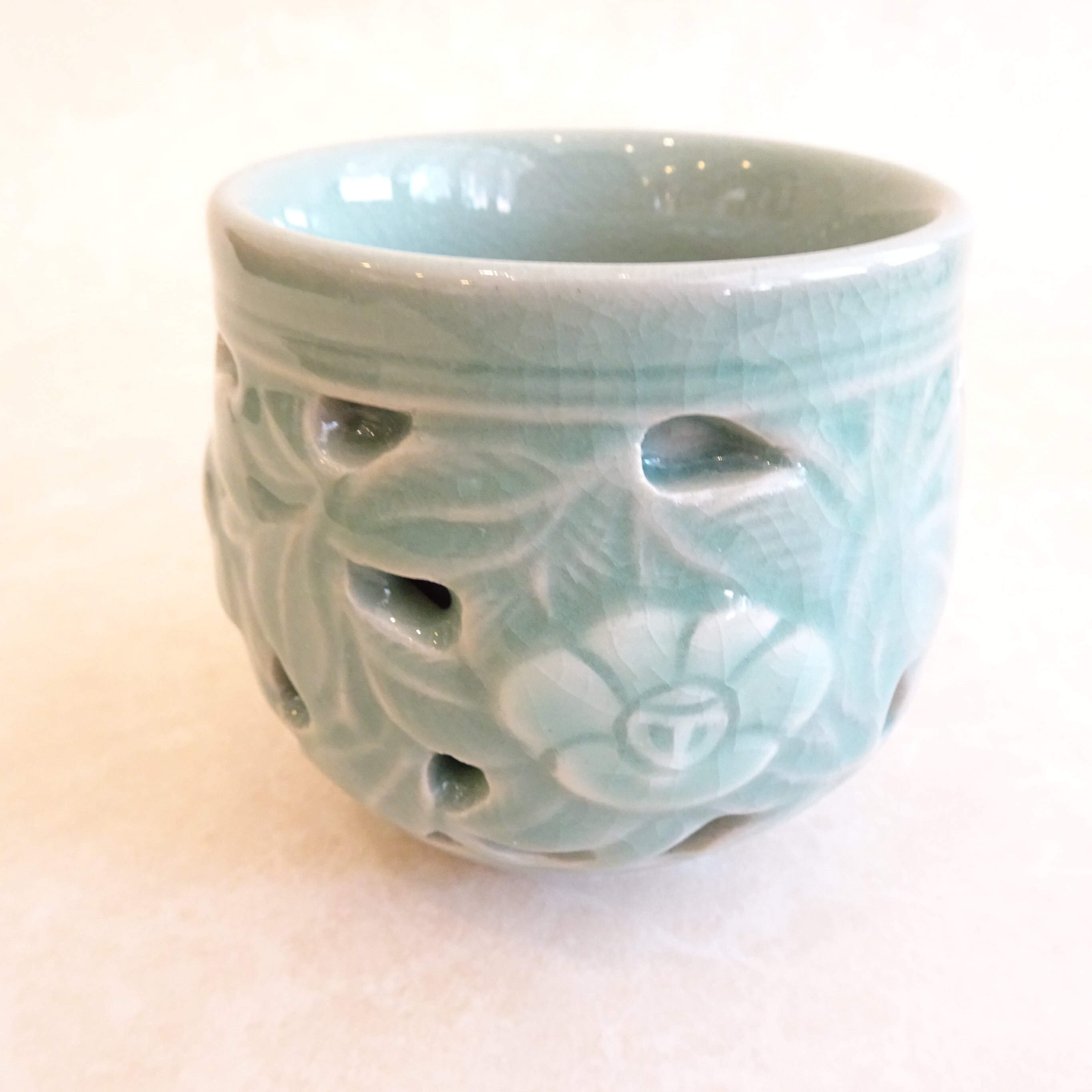 透かしデザインの青磁の湯のみ | 純喫茶家具の村田商會
