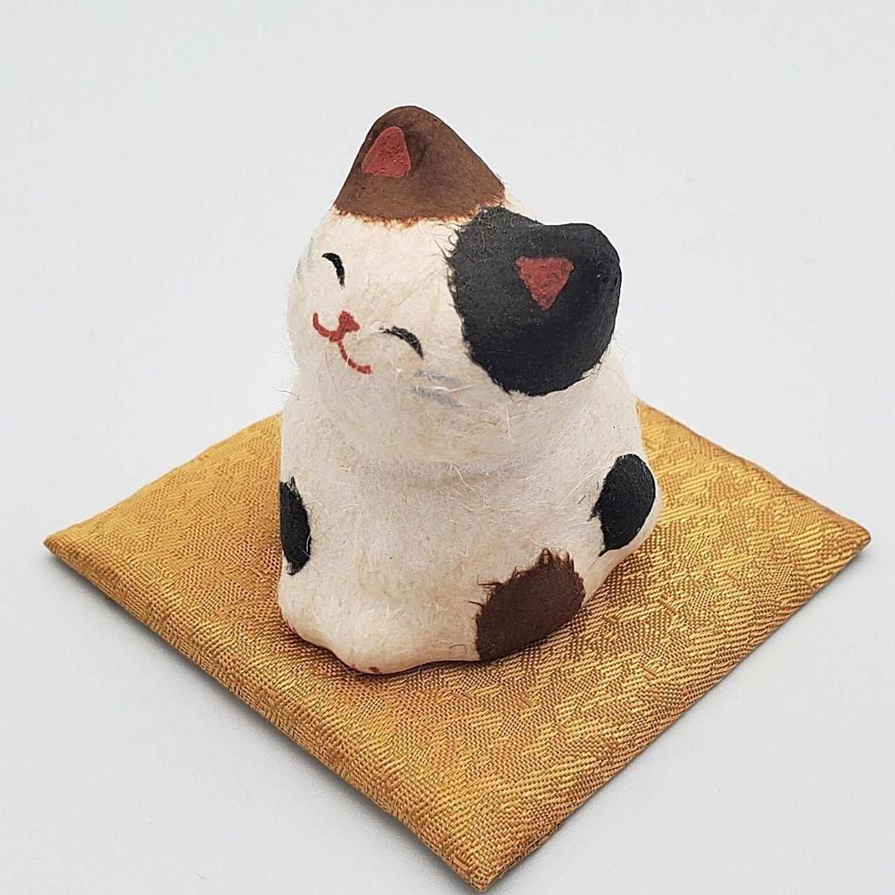 ちぎり和紙の金運にゃんこの置物(三毛)