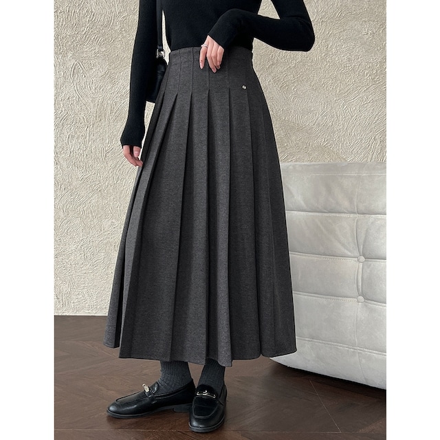 high-waisted pleated skirt