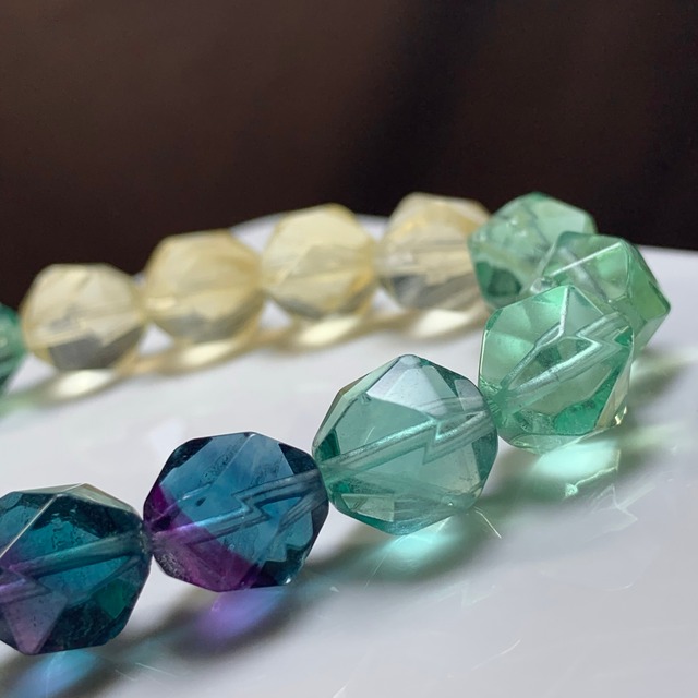 4.透明度高☆カット・グラデーション風 フローライト ブレスレット