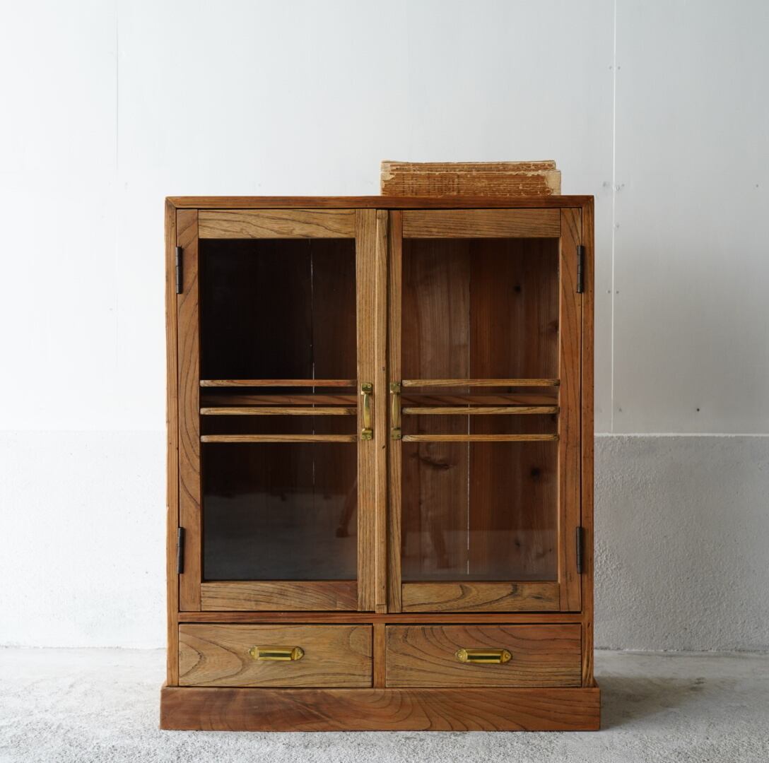 古い開き戸のキャビネット