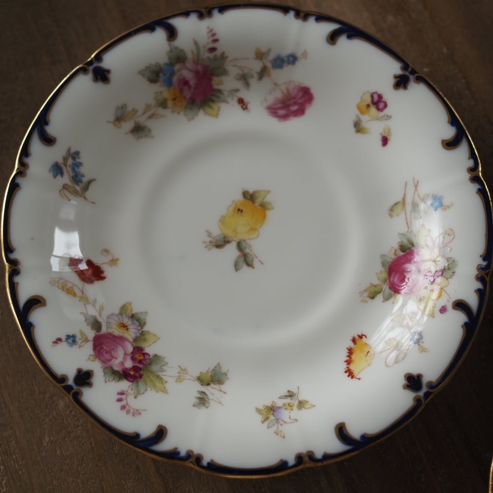 英国コウルドン 金彩と薔薇のブーケが咲く優雅なカップ＆ソーサー