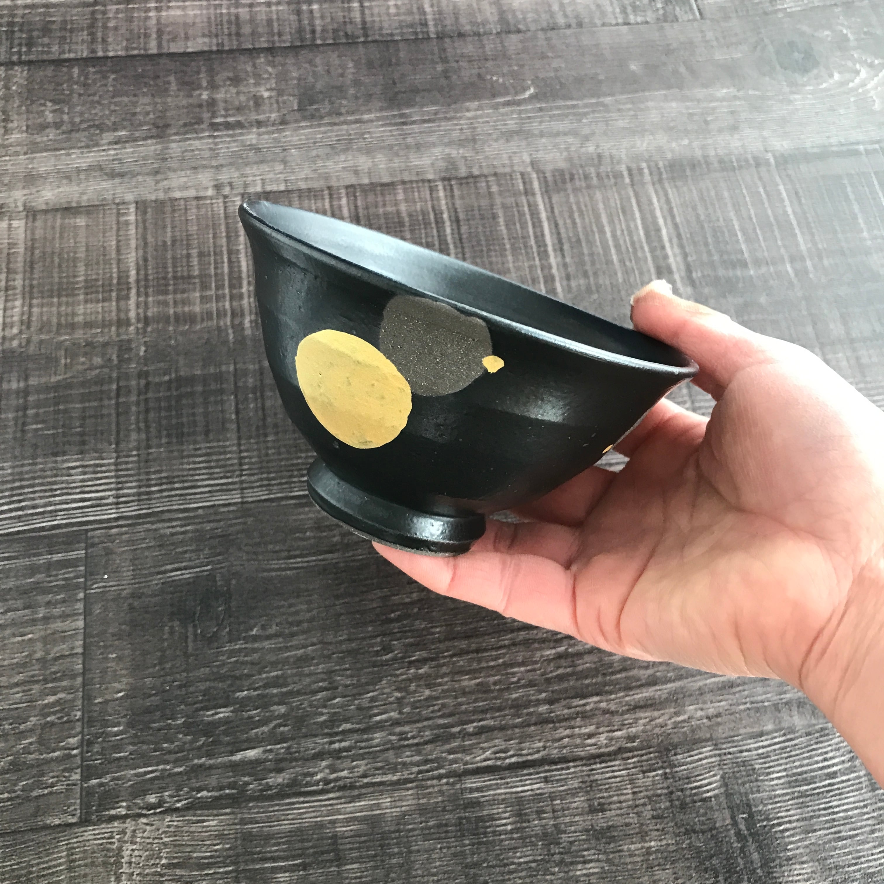 お月様金彩黒マットのごはんちゃわん | 武山窯の美味しいうつわ