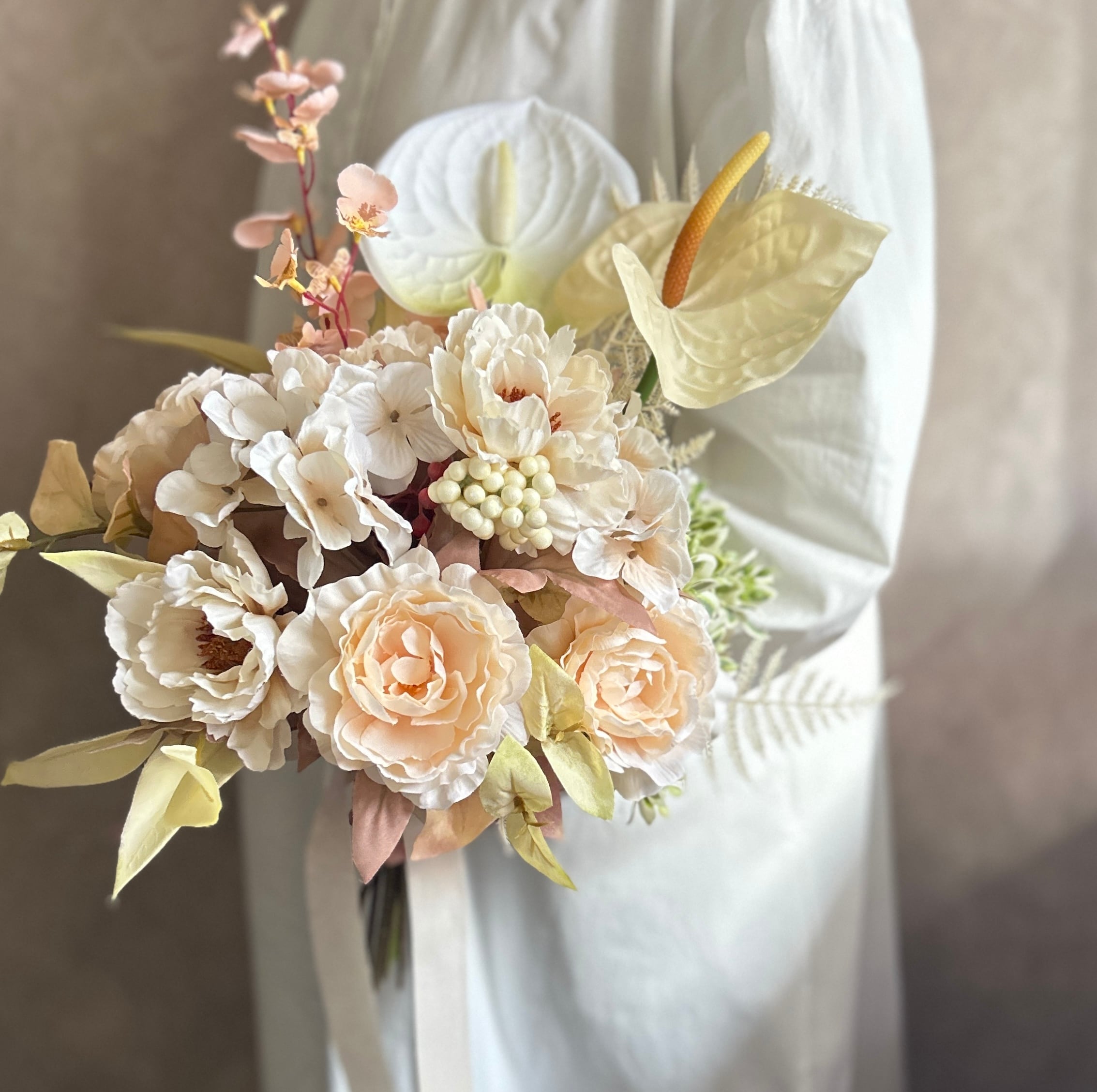 アンスリウムとオンシジュームのニュアンスカラーブーケ/アーティ