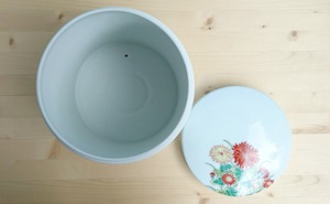 【送料無料】有田焼　６寸丸骨壷　菊絵（木箱付） 18-012