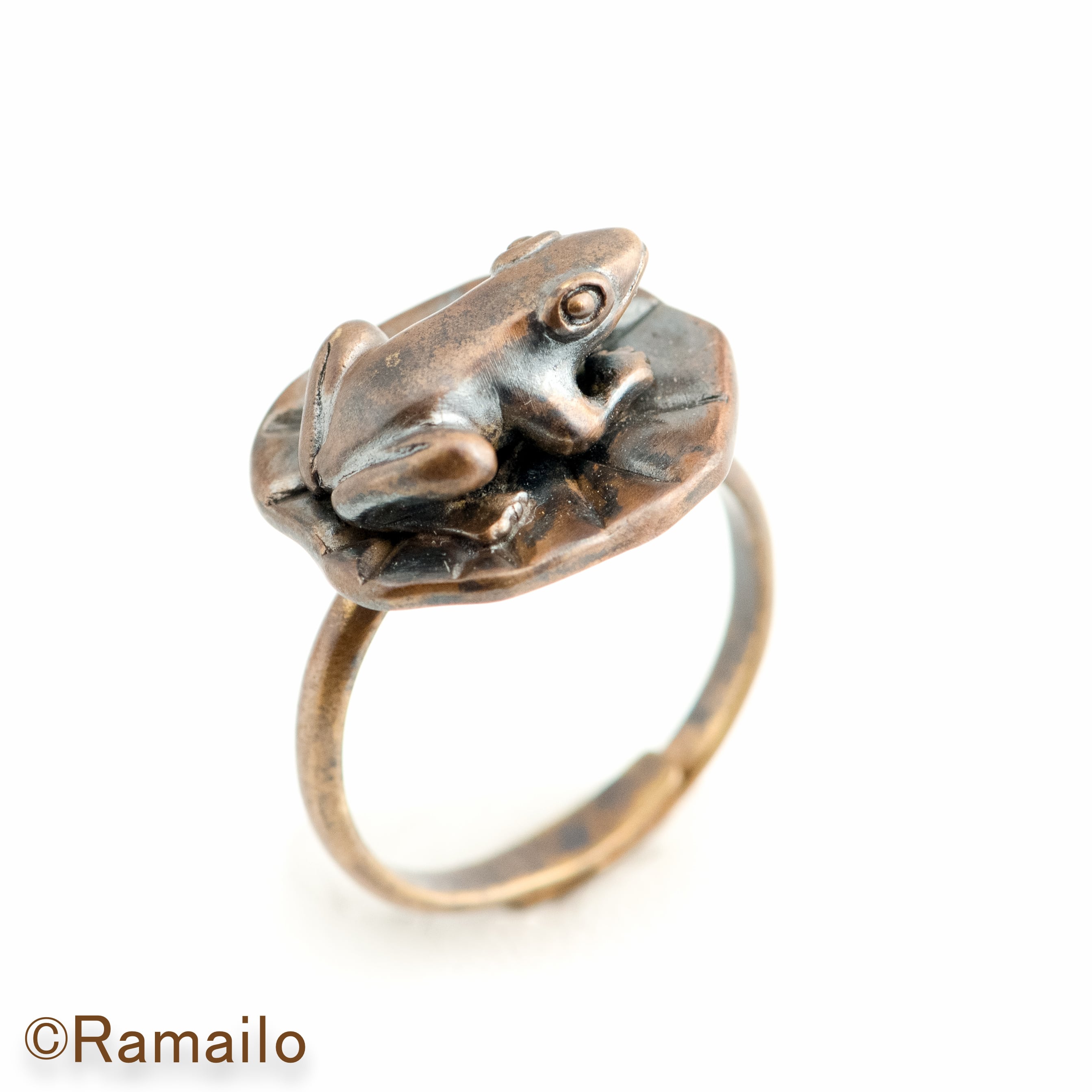 蓮の葉に乗る蛙の真ちゅうリング | カエルの時計屋さん