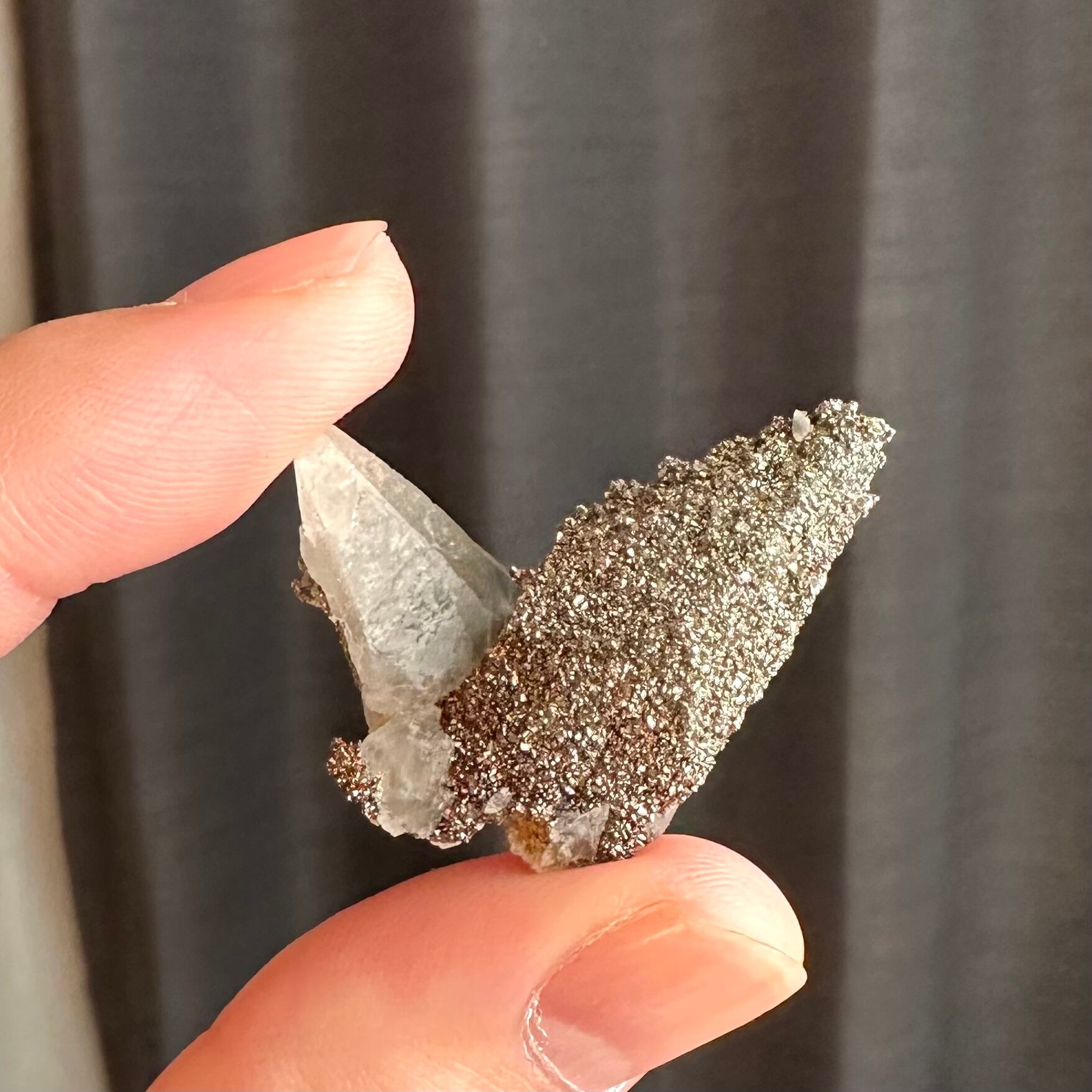 カルサイト / キャルコパイライト【Chalcopyrite on Calcite】アメリカ