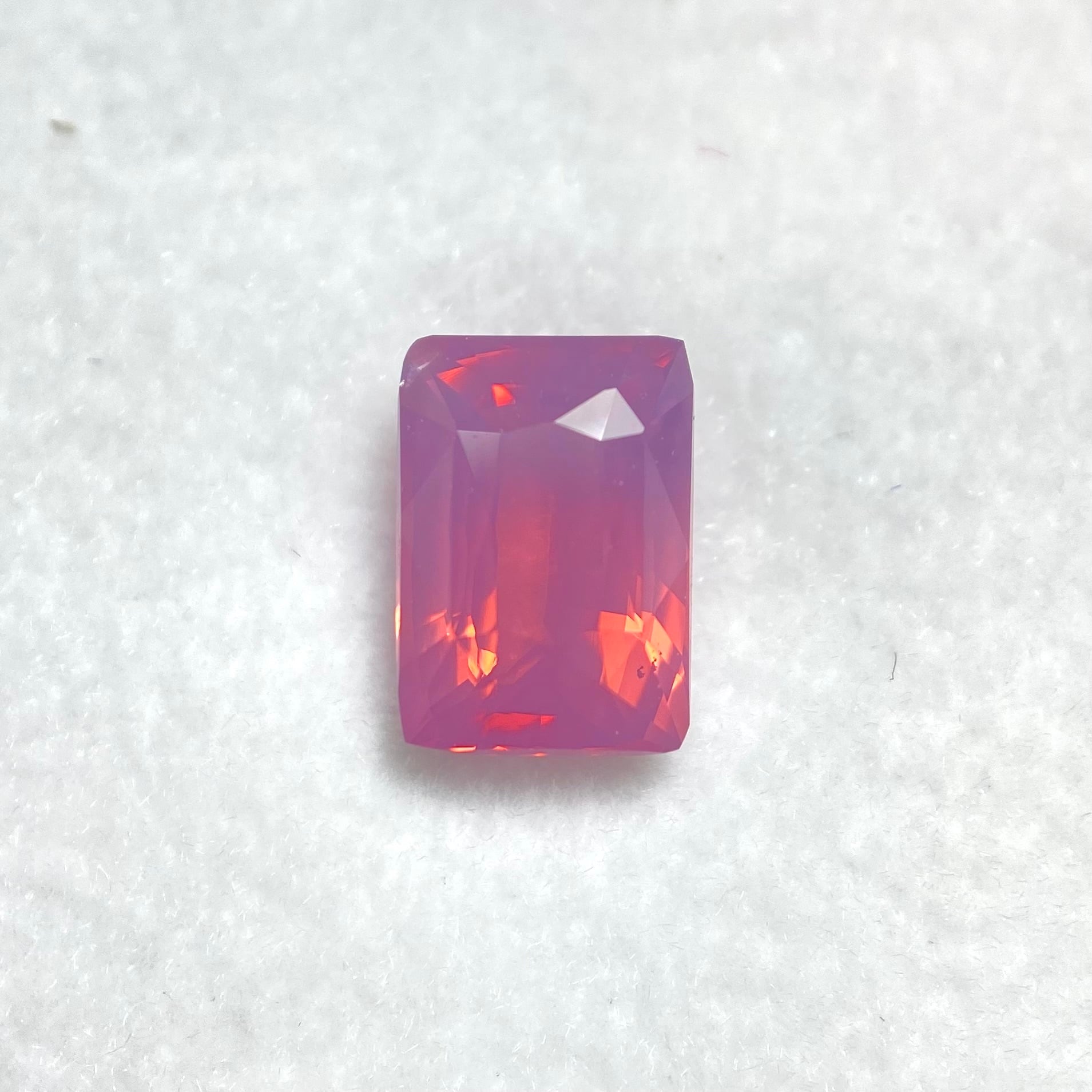 内なる光を楽しむ シルキーピンクスピネル