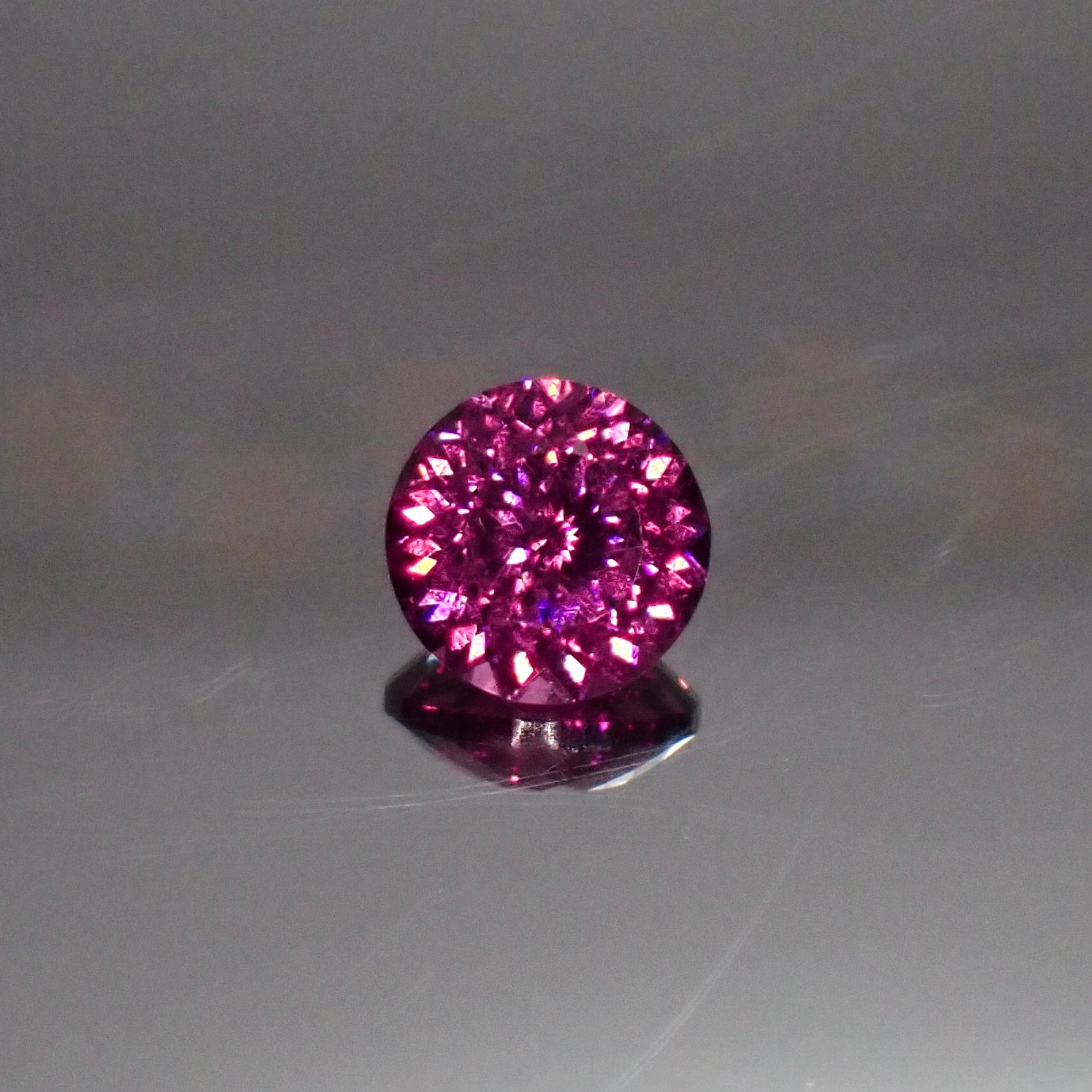 【Bright Brilliant Cut™️ “129 Facets”】紫が宿す神秘、光の結晶 0.83ct 天然ロードライトガーネット