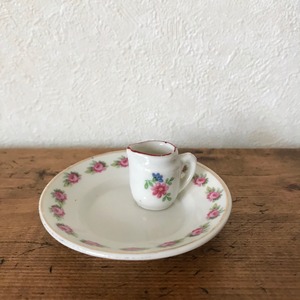 お皿とミニピッチャー